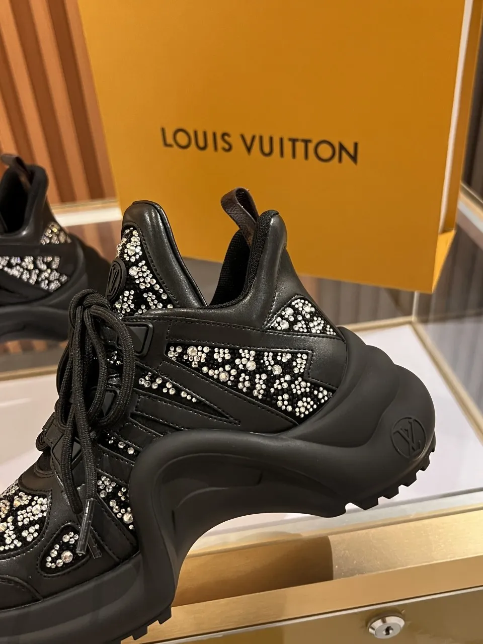 👟👟Ex-factory price 800👟👟 2025 new LV fancy black and white diamond model, high-end and elegant, showing long legs, casual sports dad shoes with heel height of about 5.5cm, 35-41